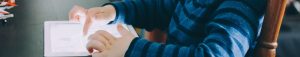 Stichting-Iris-opleidingen-scholen-kinderen-leren-van-morgen-Stichting-Iris-header-werken-op-ipad