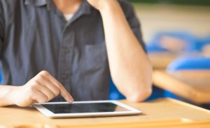 Stichting-Iris-opleidingen-scholen-kinderen-leren-van-morgen-Stichting-Iris-ipad