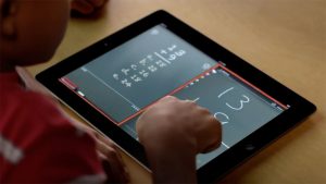 Stichting-Iris-opleidingen-scholen-kinderen-leren-van-morgen-Stichting-Iris-werken-op-ipad